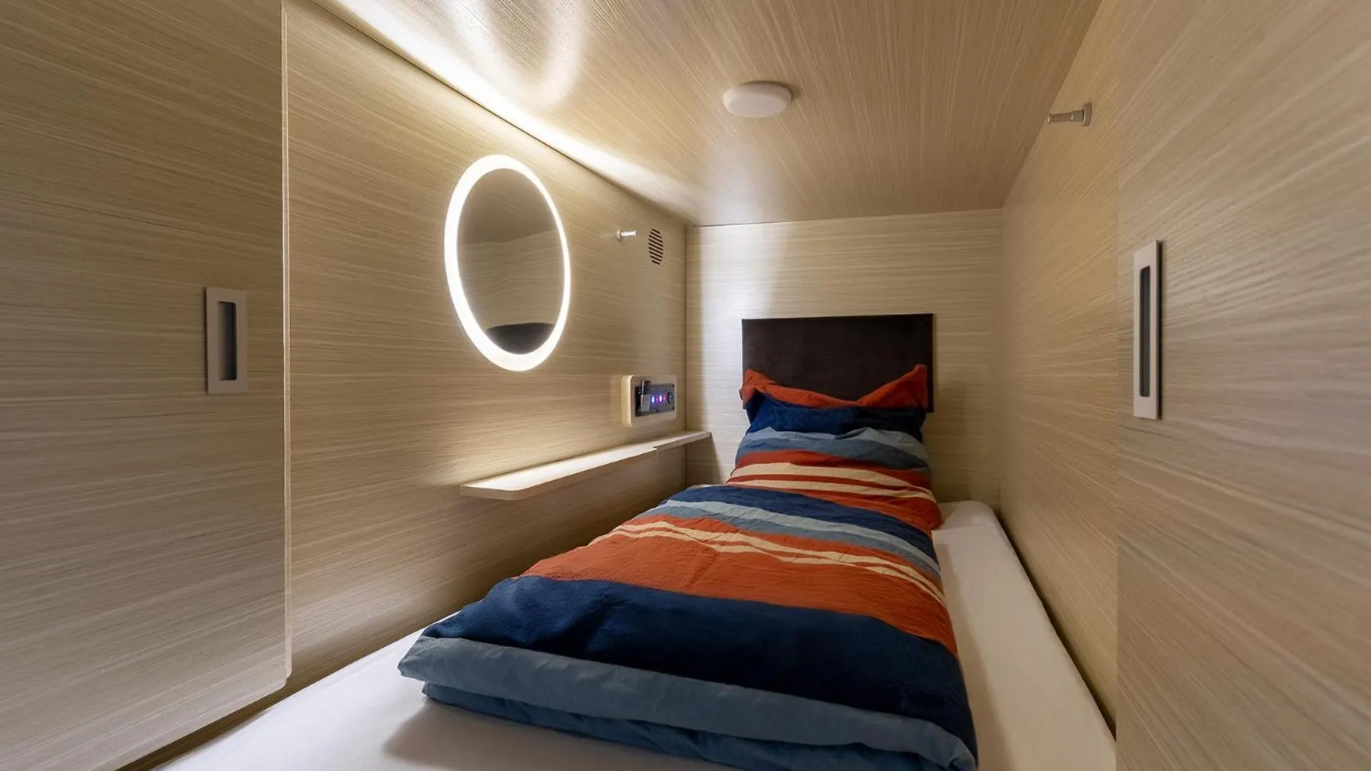 בזל Mue Cubes - Capsule Hotel 0*,  שוויץ